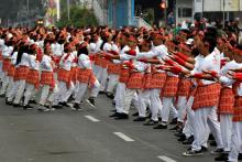 Des danseurs indonésiens,, habillés en blanc et rouge aux couleurs du drapeau national, interprètent la danse folklorique "poco poco", le 5 août 2018 à Jakarta