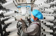 Employée d'une usine textile à Lianyungang, dans la province de Jiangsu, le 14 juin 2018 en Chine