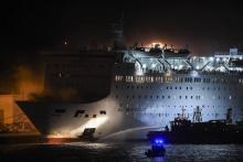 Un navire de pompiers tente d'éteindre le feu sur le ferry Eleftherios Venizelos, dans le port du Pirée, à l'aube, à Athènes, le 29 août 2018