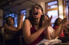 Une spectatrice applaudit lors d'un stand-up réalisé par des femmes devant une audience exclusivement féminine à New Delhi, le 19 août 2018