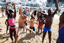 Des enfants d'Ile-de-France jouent sur la plage de Cabourg grâce à l'initiative du Secours populaire le 22 août 2018