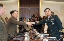 Le général sud-coréen Kim Do-gyun (droite) et son homologue nord-coréen An Ik San (gauche) pendant une réunion au sud de la zone démilitarisée de Panmunjom, le 31 juillet 2018 (photo transmise par le 