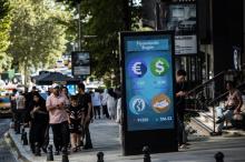 Une affiche numérique à Istanbul, en Turquie, avec les cours des devises, le 13 août 2018