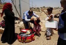 Des Palestiniens se soumettent à un examen médical de l'agence de l'ONU pour les réfugiés (Unrwa), aux environs de Hébron, en Cisjordanie occupée, le 9 août 2018