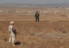Des policiers russe et syrien surveillent ensemble la zone syrienne du plateau du Golan, le 14 août 2018