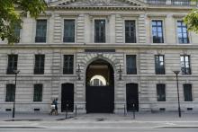 L'immeuble, situé quai Branly à Paris, est une dépendance du palais de l'Elysée