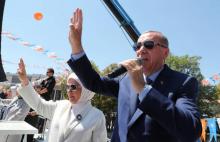 Photo fournie par la présidence turque de Recep Tayyip Erdogan et de sa femme Emine le 4 août 2018à Ankara lors d'une réunion publique de son parti, l'AKP.