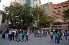Des habitants de Caracas attendent dans la rue après avoir été évacués de leurs immeubles à la suite d'un tremblement de terre de magnitude 7,3 selon l'institut américain de géophysique USGS, mardi 21