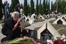 Des proches des soldats géorgiens tués lors de la guerre avec Russie en 2008, lors d'une cérémonie marquant les 10 ans du conflit dans un cimetière de Tbilisi le 8 août 2018.