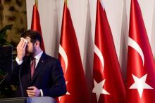 Le ministre turc des Finances Berat Albayrak s'essuie le front lors d'un discours à Istanbul, le 10 août 2018
