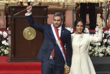 Le nouveau président du Paraguay Mario Abdo Benitez accompagné de sa femme Silvana Lopez Moreira pendant la cérémonie d'inauguration à Asuncion, le 15 août 2018