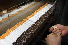 Un employé de l'usine British American Tobacco de Bayreuth en Allemagne, le 11 mars 2011