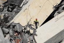 Les services de secours italiens fouillent les décombres du viaduc effondré à Gênes, le 14 août 2018