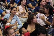 Des mères allaitent en public aux Philippines pour promouvoir l'allaitement maternel