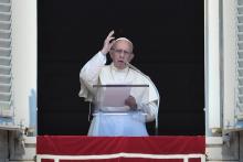 Le pape François fait un discours avant la prière de l'Angelus sur la place Saint-Pierre au Vatican, le 19 août 2018