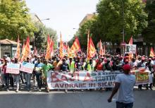 Des travailleurs migrants manifestent à Foggia (sud-est de l'Italie) le 8 août 2018, pour réclamer plus de respect après la mort de 16 d'entre eux, tués dans deux accidents de la route en l'espace de 