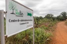 L'entrée du centre de gestion des déchets lancé par la fondation ReBin dans la région de Toffo au Bénin, le 8 août 2018