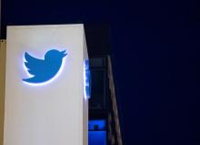 Le logo de Twitter pris en photo le 4 novembre 2016 au siège de la compagnie à San Francisco, en Californie
