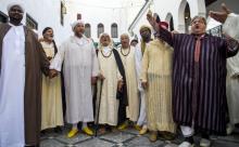 Des membres d'une confrérie soufie chantent en arrivant au mausolée d'Idris 1er au Maroc, le 26 juillet 2018