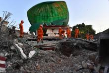 Des secouristes en Indonésie font des recherches dans une mosquée effondrée sur l'île de Lombok le 6 août 2018 après un séisme meurtrier