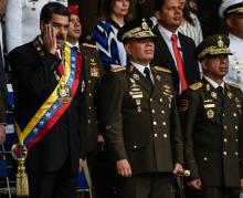 Le président vénézuélien Nicolas Maduro (c) lors d'une cérémonie militaire au cours de laquelle il est sorti indemne d'un attentat aux drones, le 4 août 2018 à Caracas