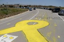 Un ruban jaune géant peint sur une route près de Sant Joan de Vilatorrada, à 50 kilomètres de Barcelone, le 4 juillet 2018