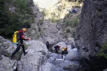 Des gendarmes et pompiers recherchent une personne disparue dans un canyon à Soccia, en Corse-du-Sud, le 2 août 2018