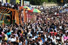 Une foule de personnes, incluant le Premier ministre Narendra Modi, marchent derrière le cercueil de Atal Bihari Vajpayee à New Delhi le 17 août 2018