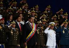 Le président vénézuélien Nicolas Maduro (c) lors d'une cérémonie militaire au cours de laquelle il est sorti indemne d'un attentat aux drones, le 4 août 2018 à Caracas