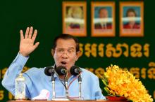 Le Premier ministre cambodgien Hun Sen s'adresse aux ouvriers d'une usine de vêtements, le 2 août 2018 à Phnom Penh