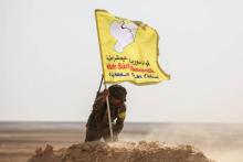Un membre des Forces démocratiques syriennes, une alliance kurdo-arabe, plante un drapeau dans le nord de la Syrie le 8 février 2017. Les Kurdes ont une administration autonome autoproclamée sur les t