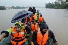Les services de secours indiens évacuent des résidents d'Aluva, dans l'état du Kerala, le 16 août 2018