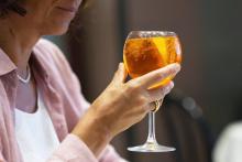 Le Spritz, un cocktail italien au succès mondial fulgurant depuis quinze ans, consommé dans un café de Rome le 17 juillet 2018