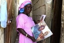 La Sénégalaise Khady Dieye montre le 8 août 2018 une photo d'elle et de son mari qui a disparu après avoir tenté de se rendre en Espagne en bateau