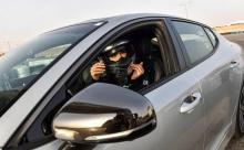 Rana Almimoni, une Saoudienne de 30 ans, au volant d'une voiture de sport sur une piste du parc Dirab à Ryad, le 19 juillet 2018