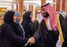 Le prince Mohamed ben Salmane salue des femmes avant une rencontre avec le prince d'Abu Dhabi, le 6 juin 2018 à Jeddad sur les rives de la mer rouge.