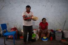 Un indigène Warao montre ses réserves de nourriture au refuge de Pacaraima au nord du Brésil, le 21 août 2018