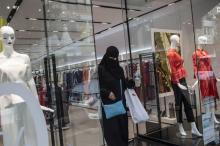 Une femme fait du shopping le 13 août 2018 à Istanbul, en Turquie, où la monnaie locale a perdu plus de 40% de sa valeur depuis le début de l'année