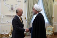 Le directeur général de l'Agence internationale de l'énergie atomique (AIEA) Yukiya Amano rencontre le président iranien Hassan Rouhani, le 29 octobre 2017 à Téhéran (transmise par la présidence irani