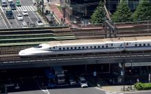 La compagnie ferroviaire japonaise JR West a obligé des employés à s'asseoir près des rails au passage d'un train rapide Shinkansen roulant à 300 kilomètres heure