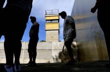 Des touristes visitent le mémorial du mur de Berlin, le 13 août 2018
