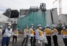 Un groupe de journalistes étrangers reçoit le 27 juillet 2018 des explications à propos des travaux d'assainissement en cours sur le site de la centrale nucléaire de Fukushima (Japon) après la catastr