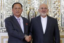 Le ministre nord coréen des Affaires étrangères, Ri Yong Ho (G), et son homologue iranien Mohammad Javad Zarif (D) à Téhéran, le 7 août 2018