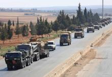 Un convpoi de forces turques sur une autoroute près de Saraqeb dans la province syrienne d'Idleb (nord-ouest), menacée d'une offensive du régime, le 29 août 2018