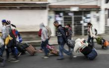 Des Vénézueliens se dirigent vers le Pérou, marchent dans les rues de la ville de Tulca, en Equateur, le 21 août 2018