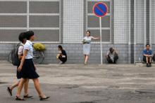 Des piétons dans une rue de Pyongyang, le 25 juillet 2018 en Corée du Nord