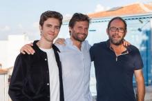 L'acteur Thomas Soliveres, le réalisateur Alexis Michalik et l'acteur Olivier Gourmet posent pour la présentation du film "Edmond" au festival francophone du film d'Angoulème