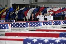 Le vice-président américain Mike Pence lors de la cérémonie d'hommage aux soldats américains tombés pendant la guerre de Corée dont les dépouilles ont été restituées par la Corée du Nord, sur la base 