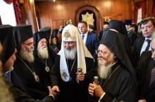 Le patriarche de Constantinople Bartholomée 1er (droite) et celui de Moscou Kirill (centre) se sont rencontrés le 31 août 2018 à Istanbul