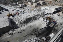 Des immeubles aplatis après l'explosion d'un dépôt d'armes dans une zone résidentielle de Sarmada, dans la province d'Idleb en Syrie qui a fait au moins 12 morts, le 12 août 2018